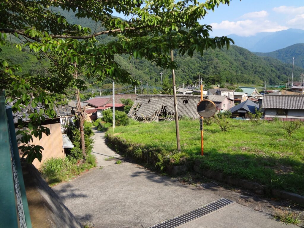 伊勢神社近くの廃屋