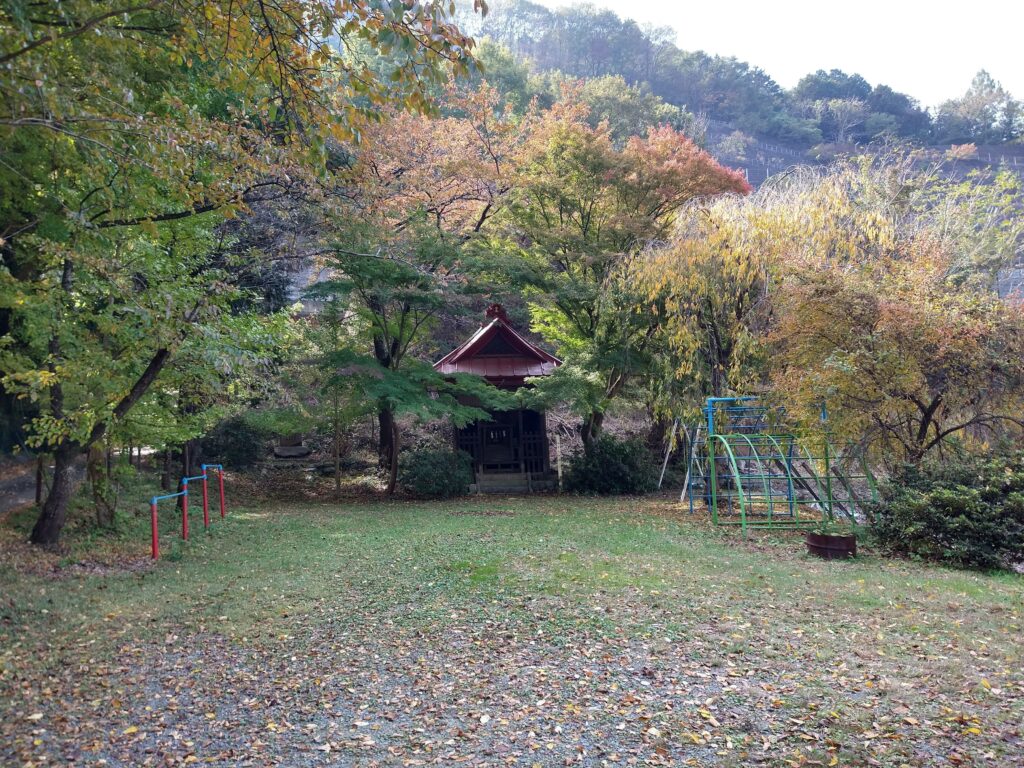 子供たちがのびのび遊べそうな境内。