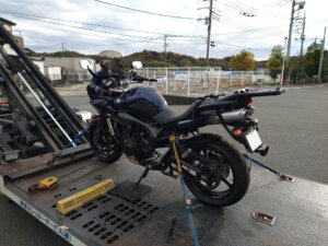 レッカー車にしっかり固定。