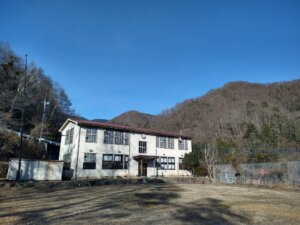 可愛らしい小さめの校舎がきれいに残っています。