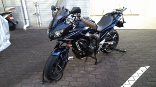 Naviから追い剥ぎしたナックルガードを装着したFZ6。取って着けた様とはこの事。