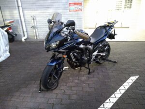 Naviから追い剥ぎしたナックルガードを装着したFZ6。取って着けた様とはこの事。