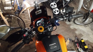 スッキリしたハンドル周り