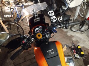 スッキリしたハンドル周り