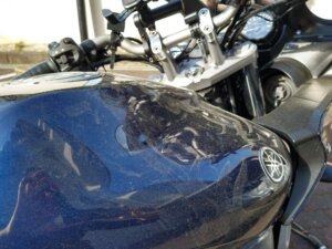 カバーを掛けずに一昼夜置いておいた愛車のFZ6 Fazer S2