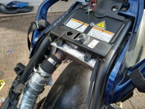 これまたシート下のサイレンサーに厚めの断熱グラスウールを挿入