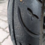 よく見ると溝にヒビ（シワ）が！