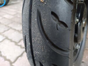 よく見ると溝にヒビ（シワ）が！