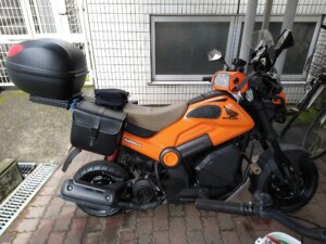 ニーグリップパッド取り付け完了。大変乗りやすくなった。はず。