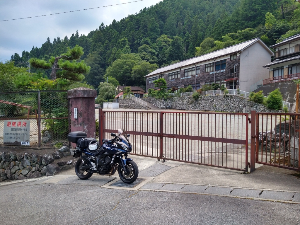 旧三波川西小学校正門。地域の避難場所として今も維持されていました。