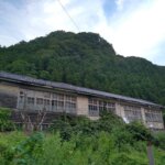 もう一つ校舎全景。どこかの窯元が使用されているようですが、メンテナンスされている雰囲気はなし。