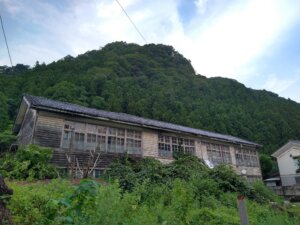 もう一つ校舎全景。どこかの窯元が使用されているようですが、メンテナンスされている雰囲気はなし。