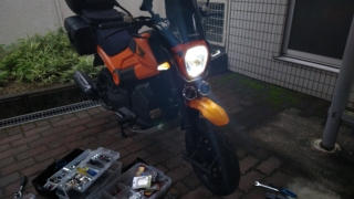新しいウィンカーを装着して前から。