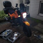 新しいウィンカーを装着して前から。
