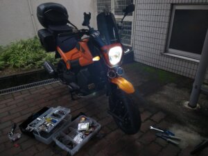 新しいウィンカーを装着して前から。