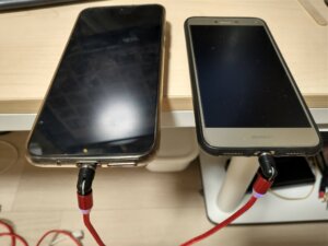 左のスマホはUSB-C、右はUSB Micro-B。