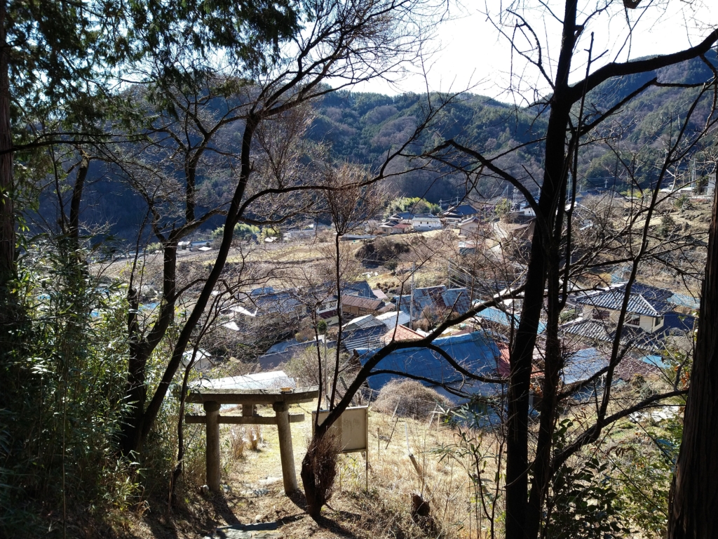 参道の上からは集落全体がよく見えます。神様の目線。