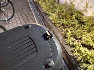 度重なる悪路走行で終了した格安トップケースのベース。
