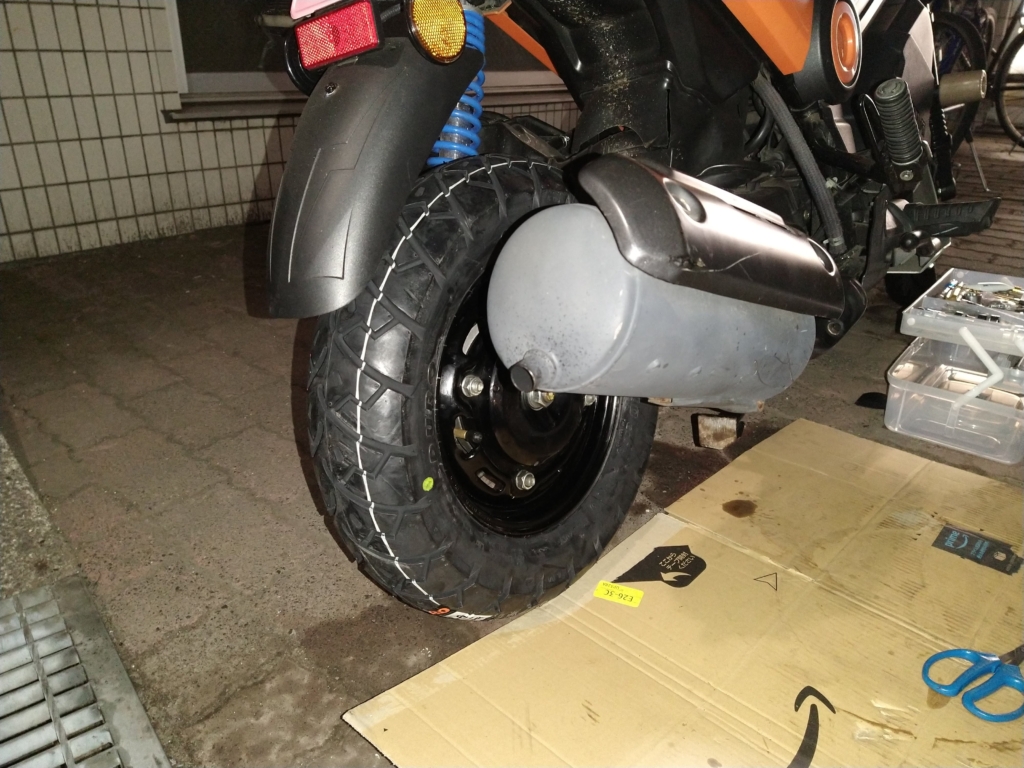 リアホイールを車体に取り付け完了。