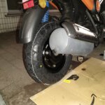 リアホイールを車体に取り付け完了。
