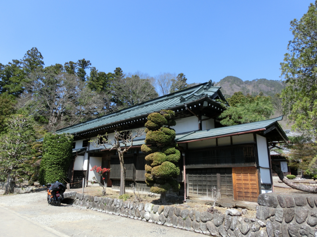 朝日馬場館跡正面。イメージよりだいぶゴツい！！