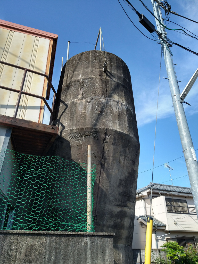 橋脚跡に残された金具が見えます。何でしょ？
