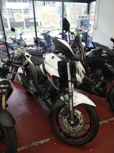 ロングスクリーンがオサレなこのFZS25を契約しましたよ。