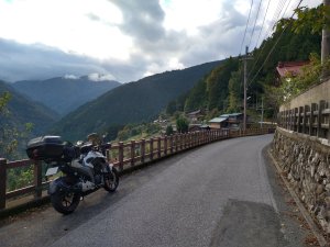 栃本関所跡の前。