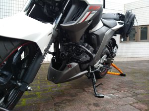 エンジンガード装着。