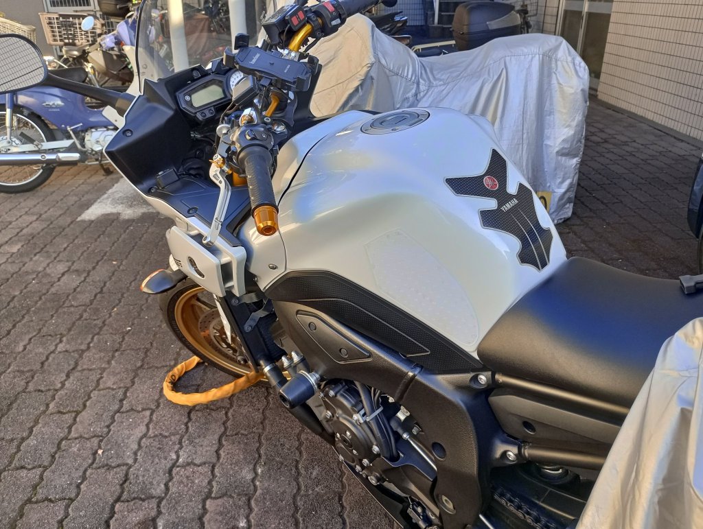 透明なニーグリップパッドなら目立ちにくいぞ。