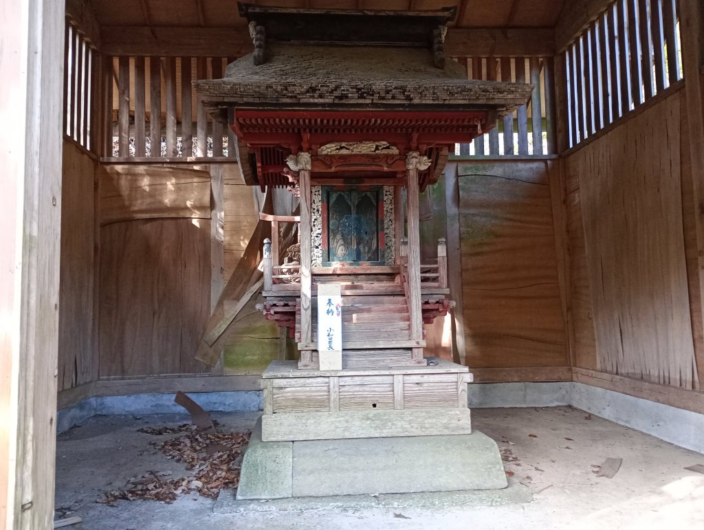 小さな小屋の中にお社があったよ。