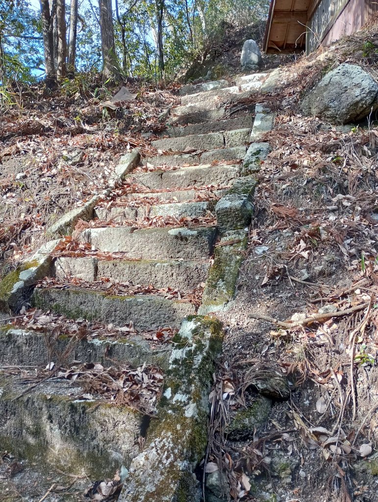 切通の峰の部分から石階段が伸びています