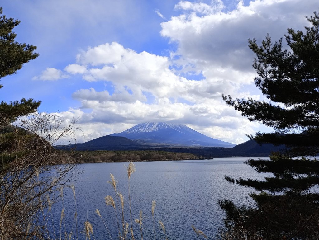 本栖湖越しの富士山