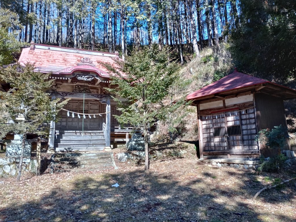 社殿と倉庫っぽいもの。倉庫にはお神輿が収められていました。