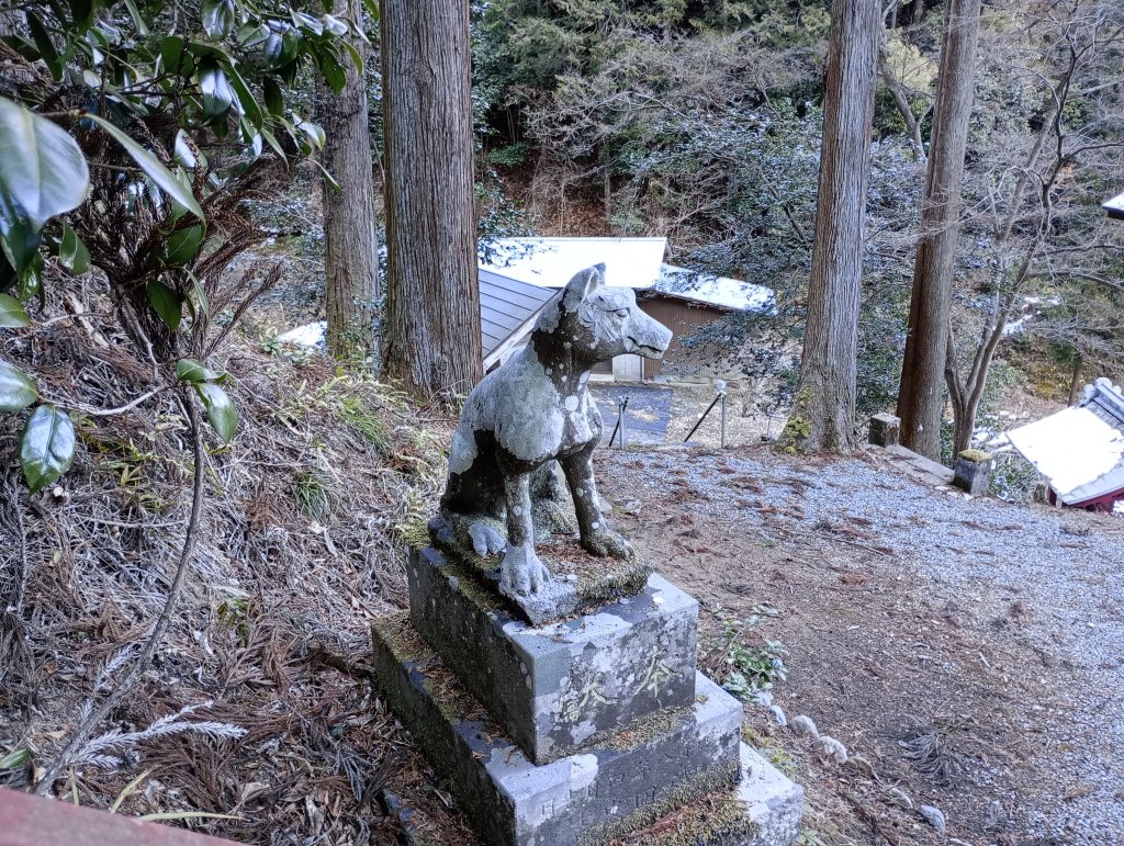 狛犬。なんかにこやかに笑っているように見えます。
