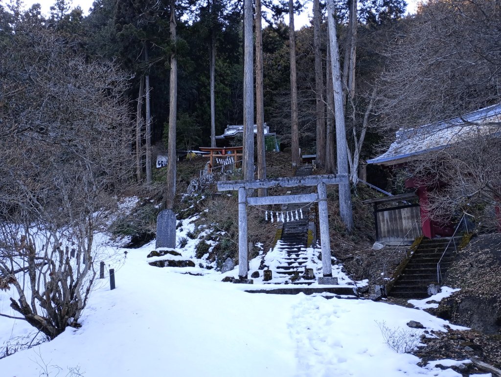 境内へは２段に別れた階段を登っていきますよ。