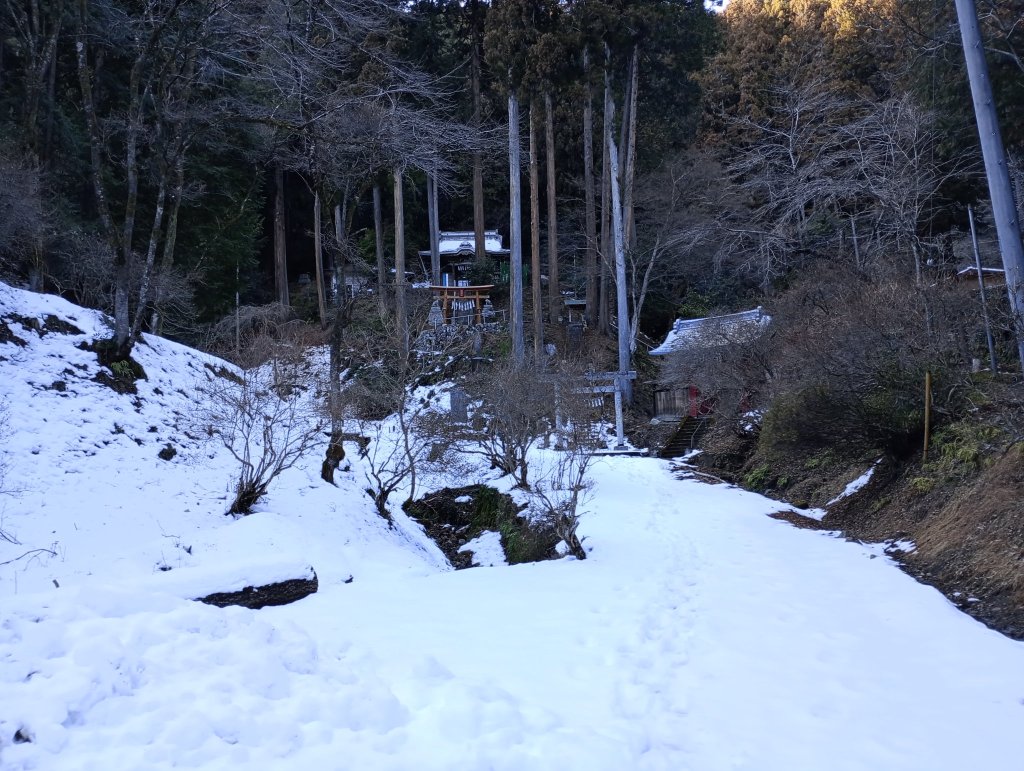 雪に埋もれた参道をザックザック歩いていきます。