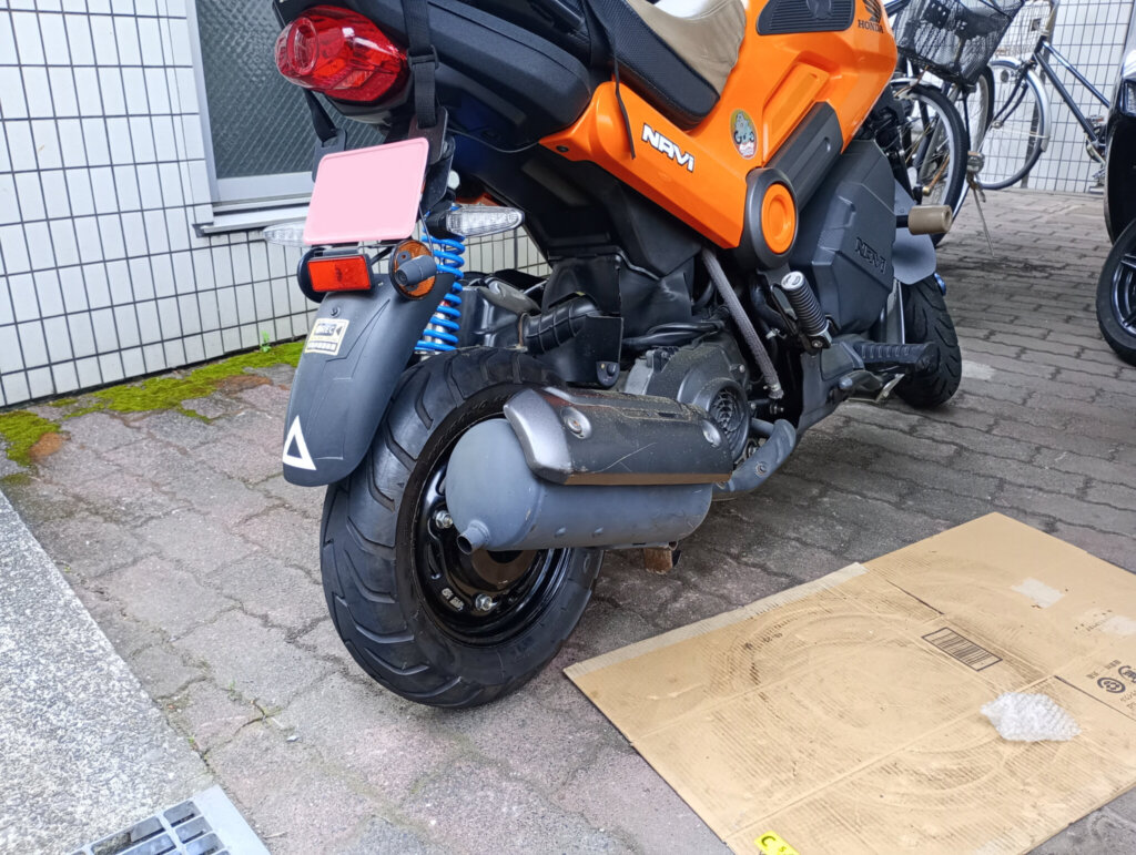 元のタイヤに戻されたナビちゃま。