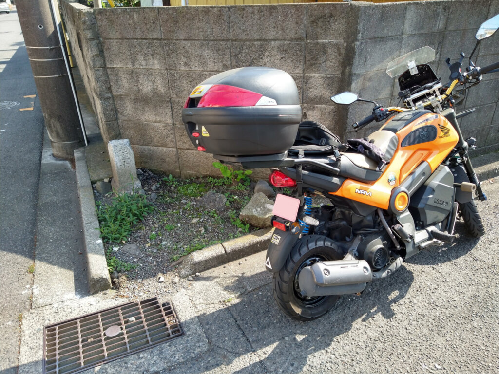 民家の傍にあった旧陸軍の境界石。