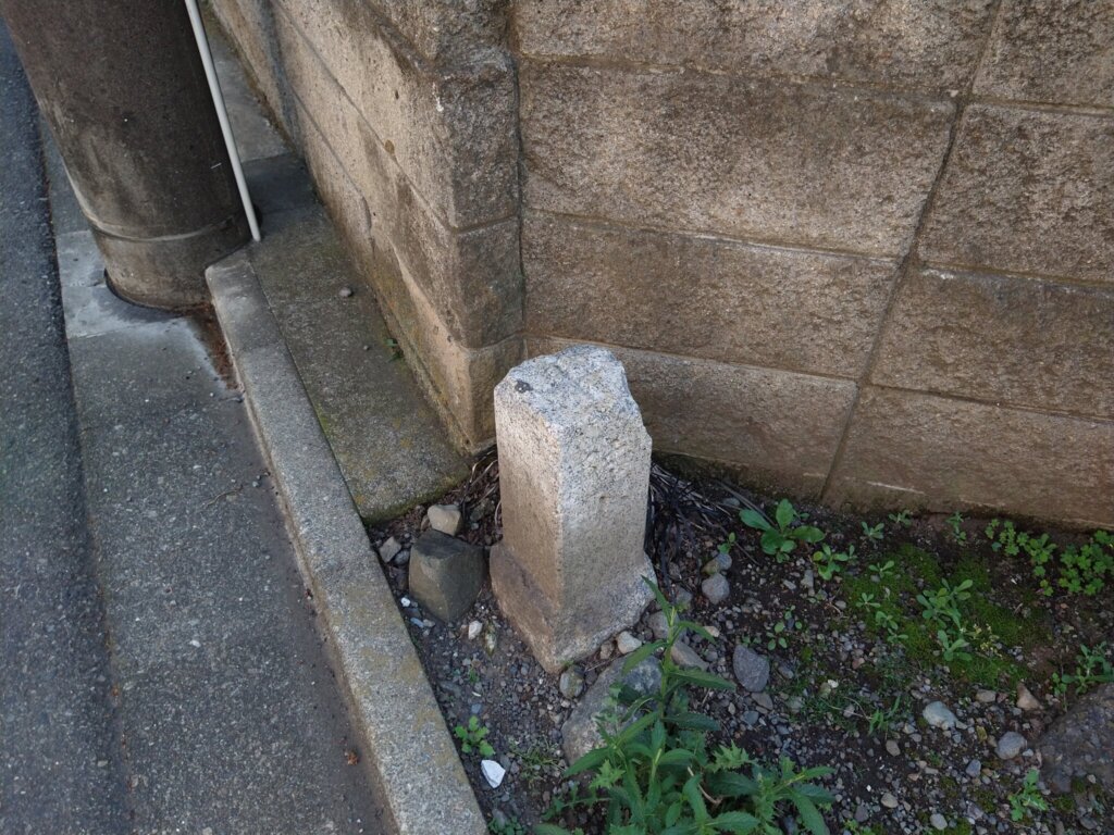 境界石の上面には＋のような印が見えます。