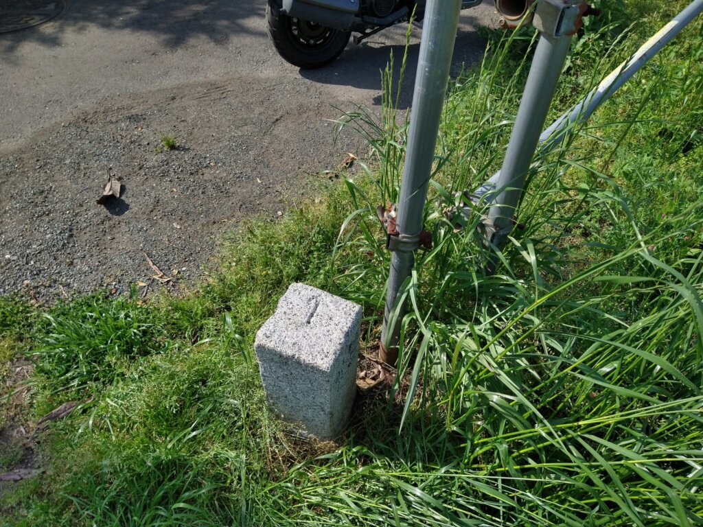 境界石の上には↑が見えます。