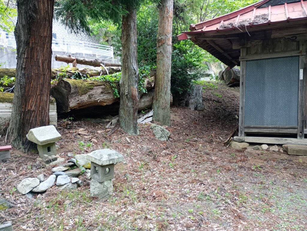 境内には小さなお社がいくつかありました。