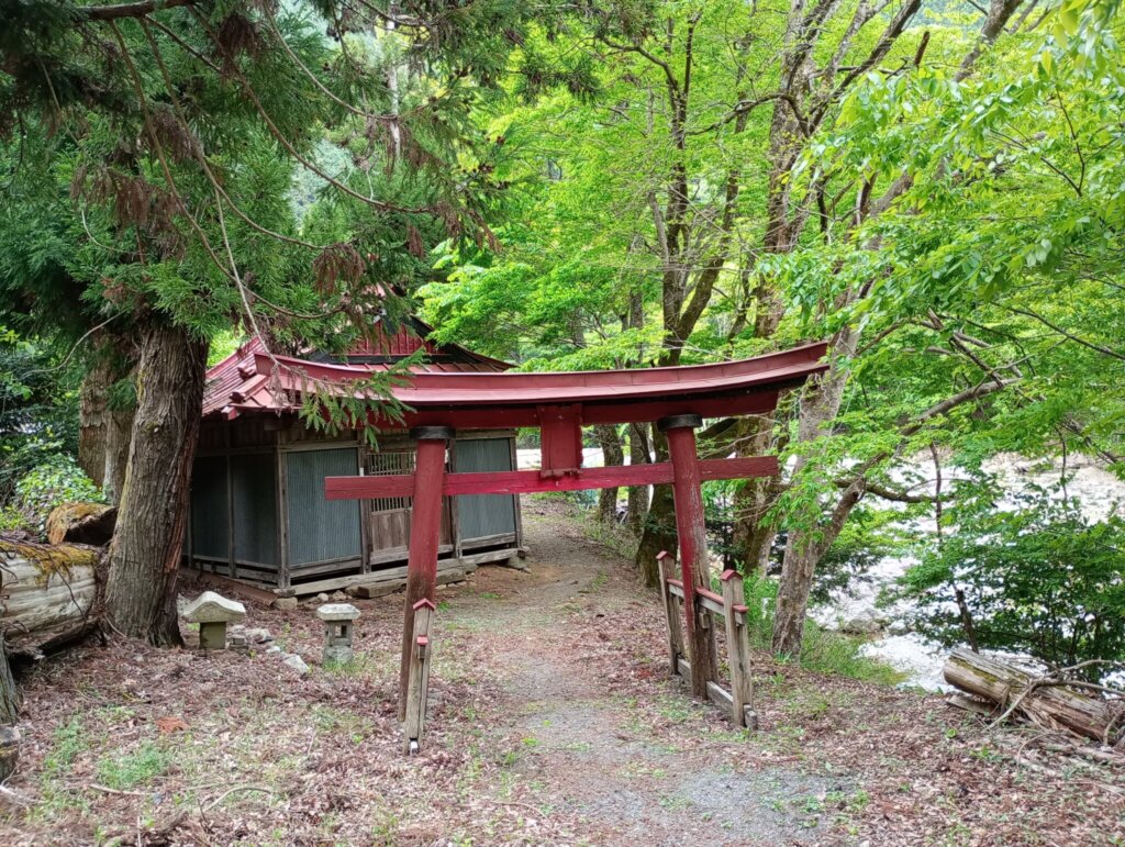 道沿いに見つけた稲荷大神社。