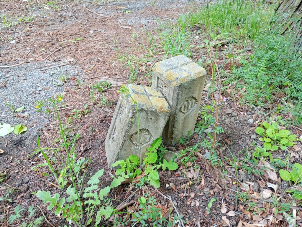 いちゃつく道界杭のカップル発見。何故かちょっとムカつく。