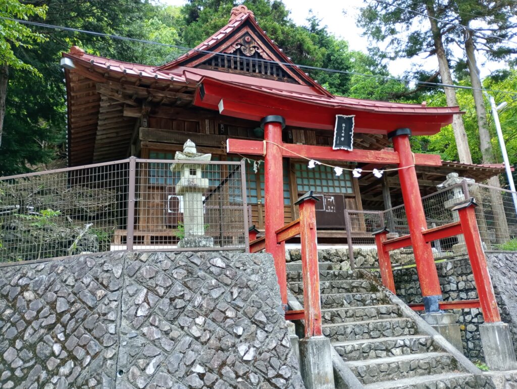 立派でしっかりした鳥居と社殿。