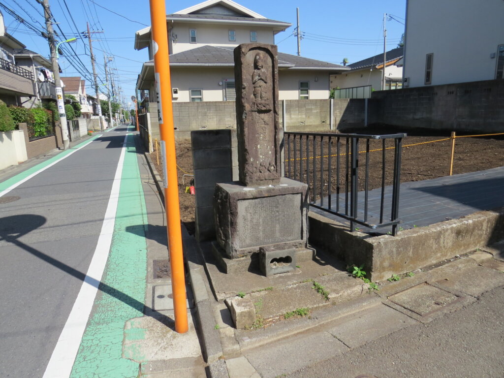横根の庚申塔の足元に境界石があります。