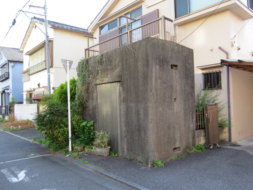 無骨なコンクリート製の造りが、いかにも憲兵詰め所って感じがします。
