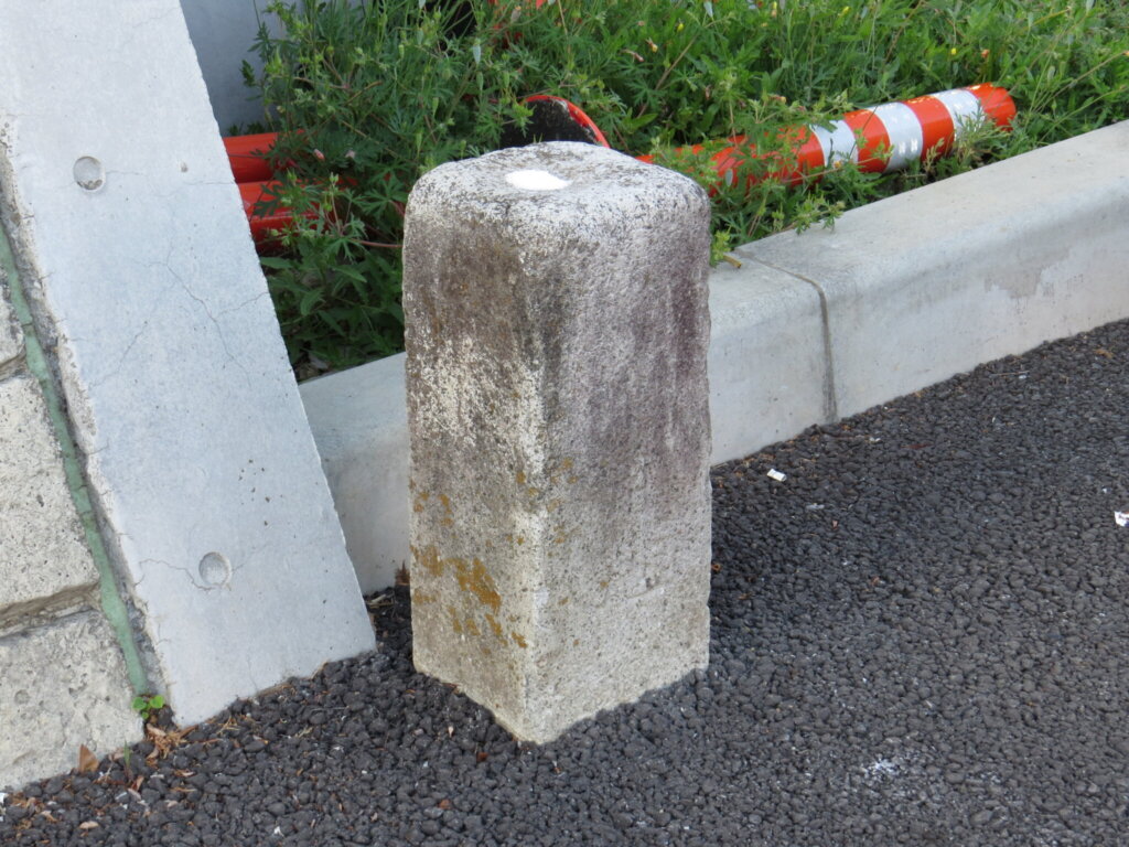 歩道の舗装時に、撤去されることなくしっかり建っていました。