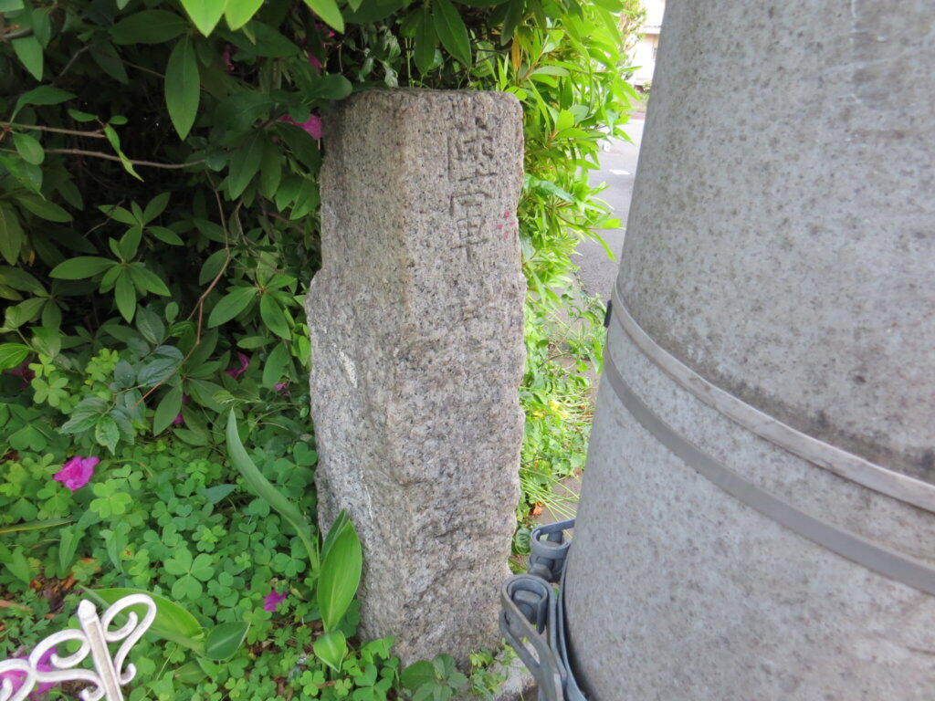 電柱の後ろに隠れて分かりづらい！！でも刻まれた文字はクッキリと読み取れます。
