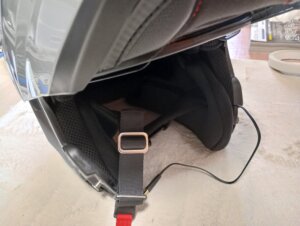 ヘッドフォンを装着。ケーブルは内装の裏側に隠し込んでしまえ。